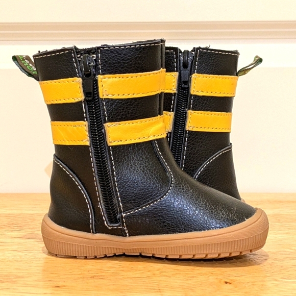 Outrageously Cute OutBak's 6/7 Children's Faux Leather Zip Boots - Picture 7 of 10